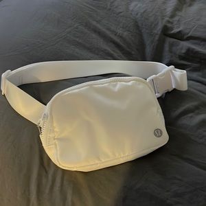 Lululemon Everywhere belt bag - white